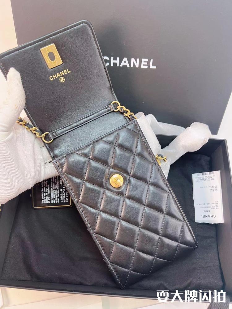Chanel香奈儿 全新黑金核桃金球手机包 Chanel香奈儿全新黑金核桃金球手机包，最新款金球系列，依旧热门抢手，复古优雅手机包上身气质百搭，全新带票可送礼
